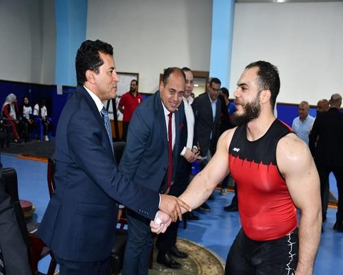 وزير الرياضة يلتقي لاعبي المنتخب المصري لرفع الأثقال