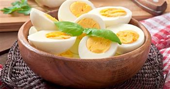 البيض المسلوق مفيد لطفلك في الصيف