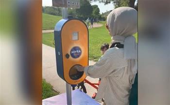 دولة تقدم آلات لتوفير مستحضرات الوقاية من الشمس مجانًا في الشوارع (فيديو)