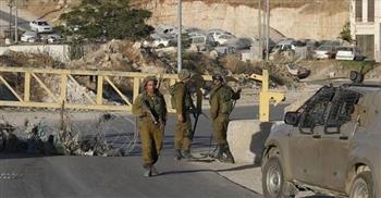 قوات الاحتلال تغلق مدخل بلدة سنجل شمال رام الله بالضفة الغربية