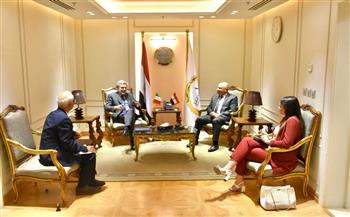 وزير النقل يبحث مع السفير الإيطالي بالقاهرة مستجدات مشروع خط الـ«رورو»