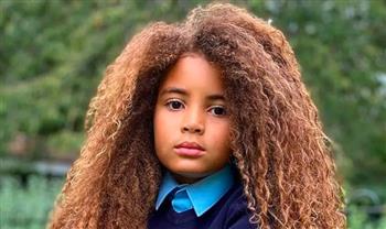 مدرسة بريطانية تهدّد طفلًا بالفصل بسبب شعره الطويل (فيديو)