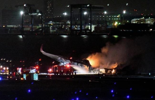 اصطدام طائرتين يابانيتين في مطار هانيدا بالعاصمة طوكيو