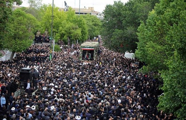 الآلاف يحتشدون في محافظة خراسان الإيرانية لتوديع الرئيس الراحل إبراهيم رئيسي 