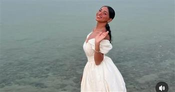 جيسيكا حسام الدين.. تظهر أمام البحر بفستان أبيض قصير