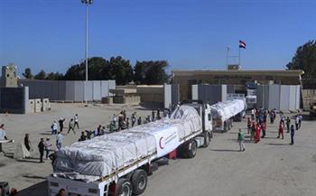 تكدس عشرات شاحنات المساعدات في محيط معبر رفح استعدادًا لدخول غزة