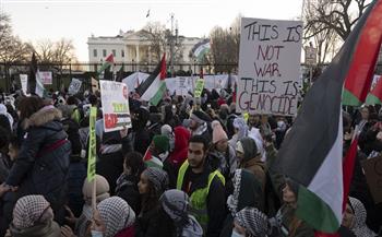 طلاب أمريكيون يتظاهرون أمام البيت الأبيض للمطالبة بوقف اطلاق النار على غزة