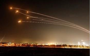 إطلاق عشرات الصواريخ من غزة تجاه تل أبيب