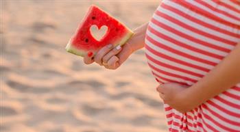 طبيب نساء.. فوائد البطيخ للحامل والجنين