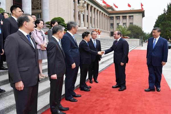 الرئيس السيسي يلتقي مع  رئيس اللجنة الدائمة للمجلس الوطني لنواب الشعب الصيني