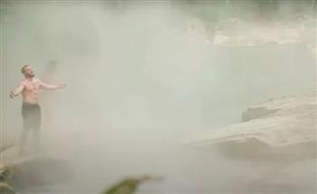 فيديو.. يوتيوبر يخاطر بحياته ليطهو النودلز والبيض في مياه نهر "يغلي"