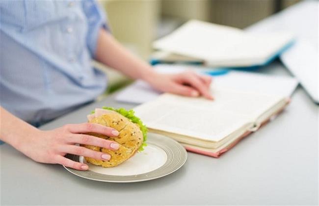 استشارية توضح نصائح هامة للتغذية السليمة أثناء الإمتحانات