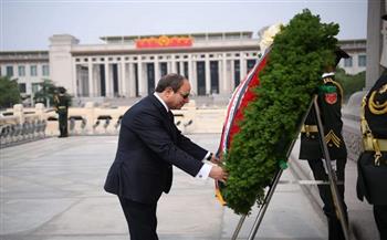 الرئيس السيسي يضع أكليلا من الزهور علي النصب التذكاري للجندي المجهول بميدان "تيانانمن" ببكين