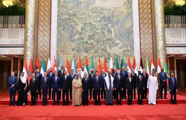 الرئيس السيسي يتوسط صورة تذكارية مع القادة المشاركين في المنتدى العربي الصيني