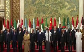 الرئيس السيسي يتوسط صورة تذكارية مع القادة المشاركين في المنتدى العربي الصيني