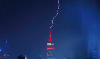 شاهد.. لحظة ضرب عاصفة رعدية قوية لأشهر مبنى في مانهاتن
