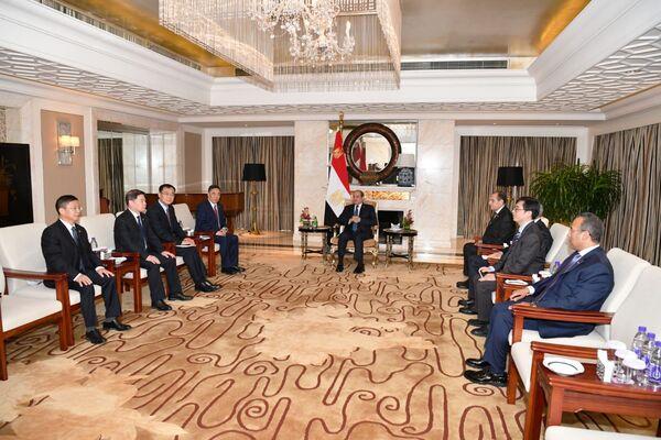 الرئيس السيسي يلتقي  مع رئيس مجلس إدارة مجموعة هندسة الطاقة الصينية ببكين