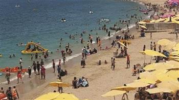 مصايف الإسكندرية: رفع الرايات الخضراء بجميع الشواطئ وسط توافد كثيف من الرواد