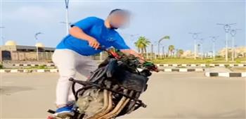 ضبط شاب يستعرض مهاراته بدراجة بخارية ببورسعيد