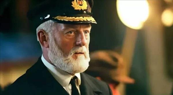 اللحظات الأخيرة للفنان البريطاني برنارد هيل بطل فيلم «تيتانيك»..تفاصيل