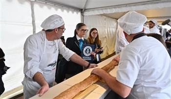فرنسا تسترد مجدها السابق بصُنع أطول رغيف خبز في العالم..فيديو