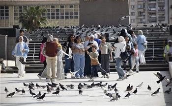 إقبال كبير من المواطنين على الشواطئ والمتنزهات للاحتفال بشم النسيم ببورسعيد