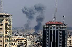 طائرات الاحتلال الإسرائيلي تشن غارة جوية شمال مخيم النصيرات وسط غزة