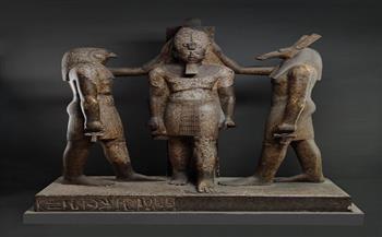 حكايات قطع أثرية من متاحفنا.. تمثال الإلهين حورس وست وهما يتوجان الملك رمسيس الثالث