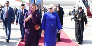 السيدة انتصار السيسي ترحب بزيارة حرم سُلطان عمان 