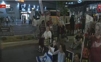 مظاهرات لعائلات المحتجزين الإسرائيليين أمام وزارة الدفاع في تل أبيب (فيديو )