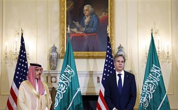 وزير الخارجية السعودي يبحث هاتفيًا مع نظيره الأمريكي مستجدات صفقة التبادل بغزة