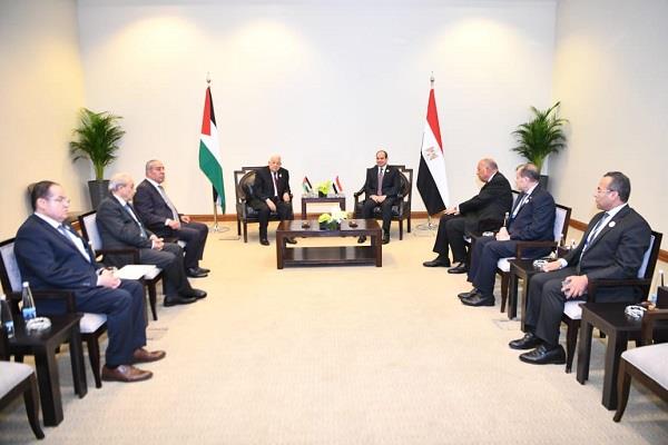 الرئيس السيسي يلتقي نظيره الفلسطيني على هامش مؤتمر الاستجابة الإنسانية الطارئة لغزة