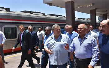 «وزير النقل» يتفقد محطة أسوان للسكك الحديدية ويتابع تطوير ورشة أسوان 