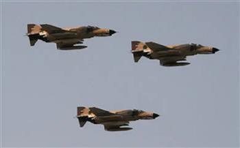 الحوثيون: الطيران الأمريكي والبريطاني يستهدف بغارة جوية مواقع في الجبانة
