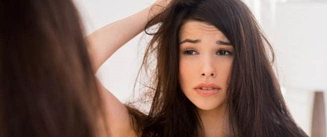 للفتيات.. عادات تضر بصحة شعرك وتجعله أكثر ضعفاً وتقصفاً