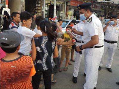رجال الشرطة يهدون المواطنين الورود والهدايا بمناسبة عيد الأضحى 