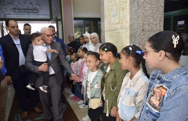 محافظ بورسعيد يزور الأطفال الأيتام في دار تحسين الصحة ويقدم التهنئة لهم بحلول عيد الأضحى 