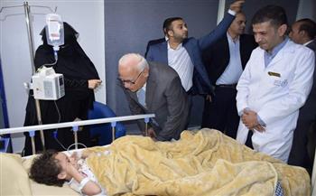 محافظ بورسعيد يزور مستشفيات التأمين الصحي الشامل لتهنئة المرضى والأطقم الطبية