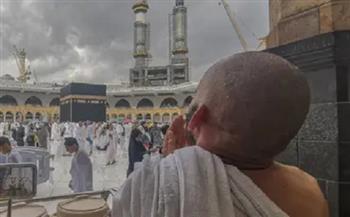 هطول الأمطار بكثافة على مكة المكرمة وسط فرحة وتكبيرات ضيوف الرحمن