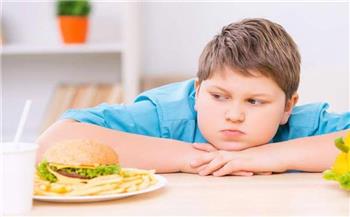 عادات غذائية خاطئة وراء سمنة طفلك