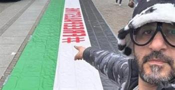 أحمد حلمي يرفع علم فلسطين في أحد شوارع روتردام