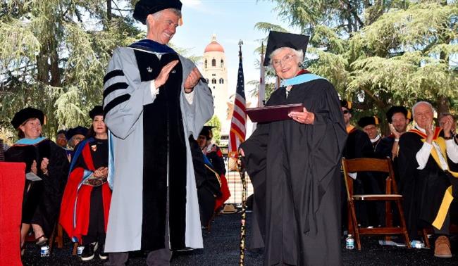 أمريكية تحصل على درجة الماجستير من جامعة ستانفورد في عمر 105 عامًا