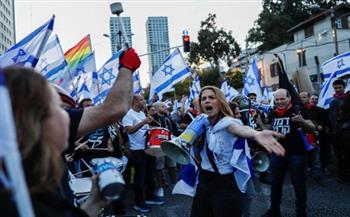 متظاهرون يغلقون شارعا في تل أبيب مطالبين بعقد صفقة تبادل وإسقاط حكومة نتنياهو