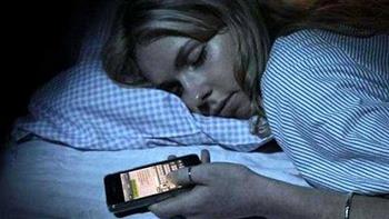 لهذه الأسباب لا تترك التليفون المحمول بجوارك أثناء النوم