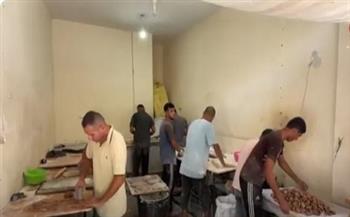 مجموعة شباب فلسطينيين في غزة ينشئون مخبز بسكوت بطرق أولية (فيديو)