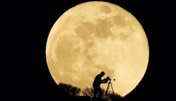 في مشهد فلكي بديع.. القمر ينير السماء بدرًا  