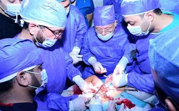 فريق طبي بـ«سوهاج الجامعي» يعيد توصيل شرايين وأعصاب ذراع طفل قطعها جسم زجاجي