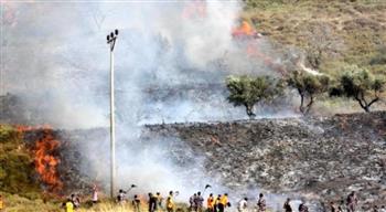 مستوطنون يضرمون النار في أراضي قرية قصرة جنوب نابلس بالضفة الغربية