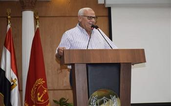 محافظ بورسعيد يلتقي الشباب المنتفعين بالمشروع الصناعي «3 يوليو» 