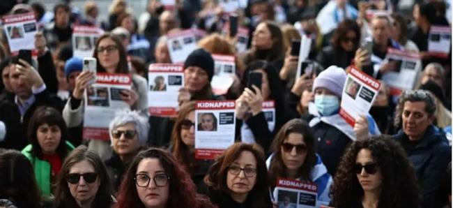 عائلات المحتجزين الإسرائيليين: نطالب بصفقة تبادل.. وندعو الحكومة للالتزام بالمقترح المقدم